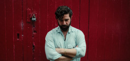 Le frontman de Foals annonce son projet Yannis & The Yaw