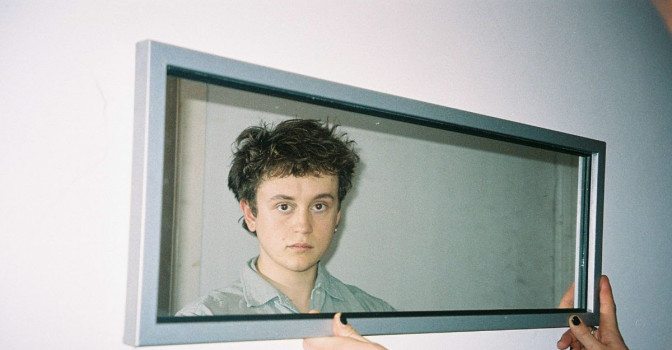 Un second single en solo pour Henry Carlyle